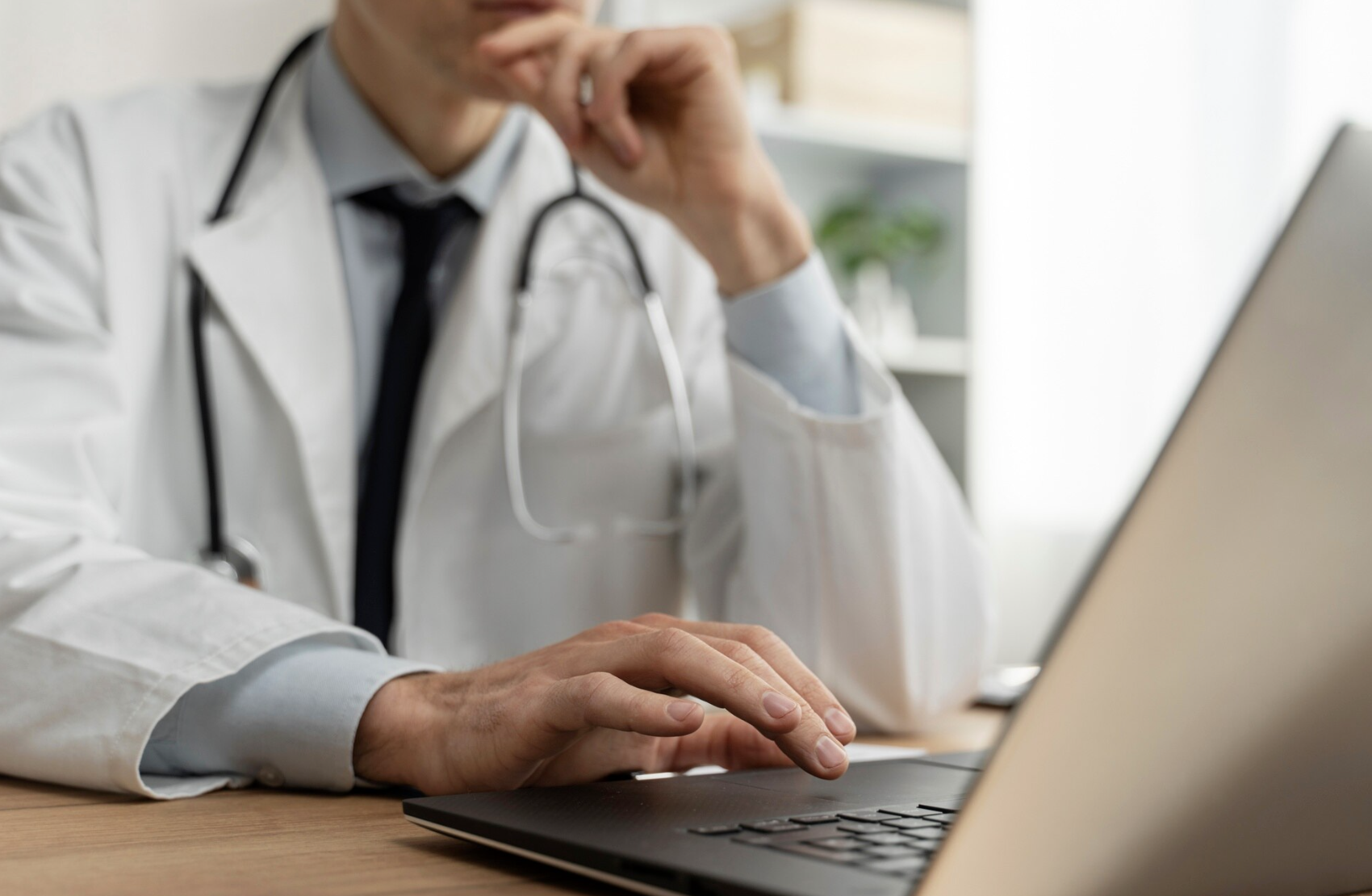 Doctor trabajando en telemedicina